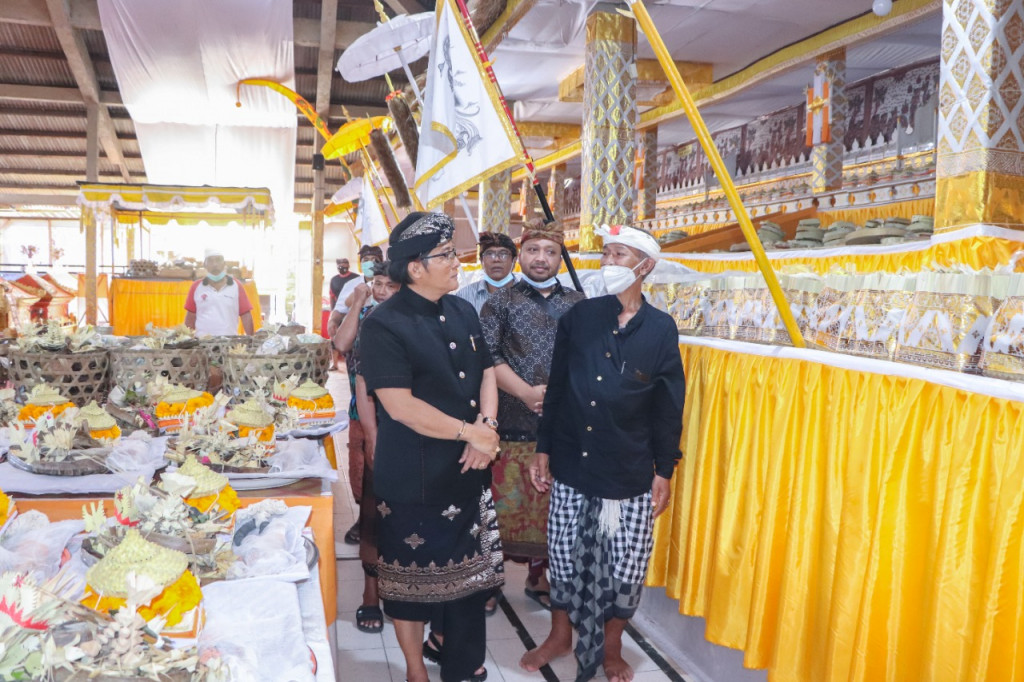 Bupati Giri Prasta Hadiri Upacara Pitra Yadnya Ngaben Lan Peroras Banjar Adat Gunaksa